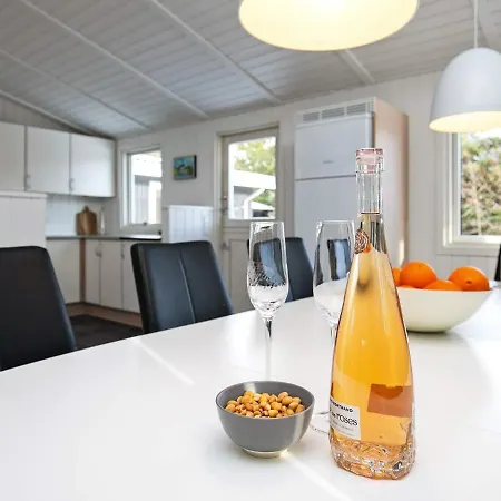 Three-bedroom Holiday In 35 * Blåvand